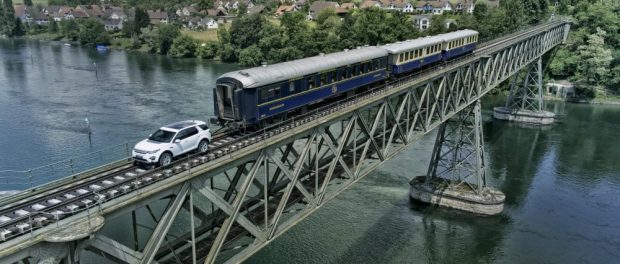 LAND ROVER DISCOVERY SPORT PULLS 100-TONNE TRAIN