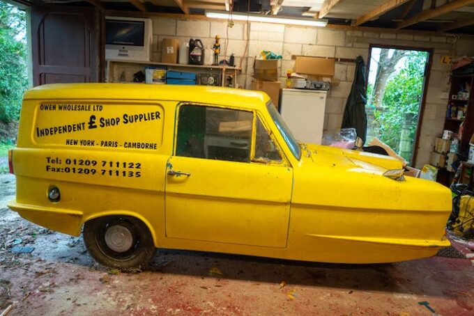 bright yellow 1973 Reliant Supervan 04